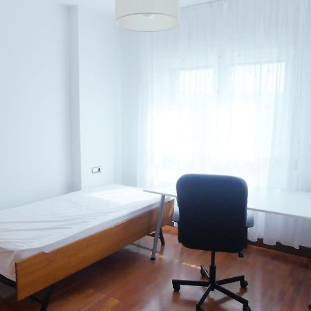 Apartamento Luminoso, Funcional Y Amplio En Zona Hospitalaria Pamplona Kültér fotó