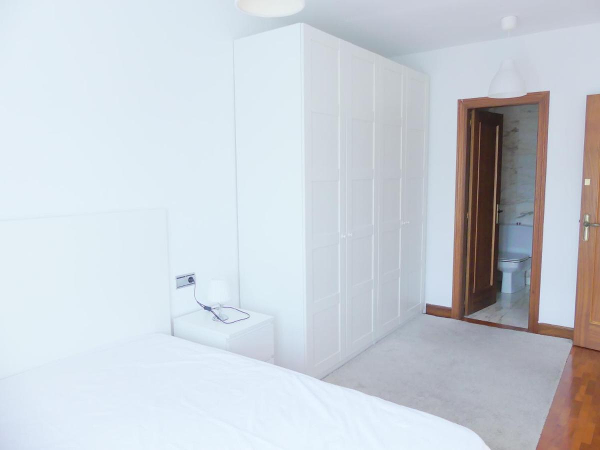 Apartamento Luminoso, Funcional Y Amplio En Zona Hospitalaria Pamplona Kültér fotó