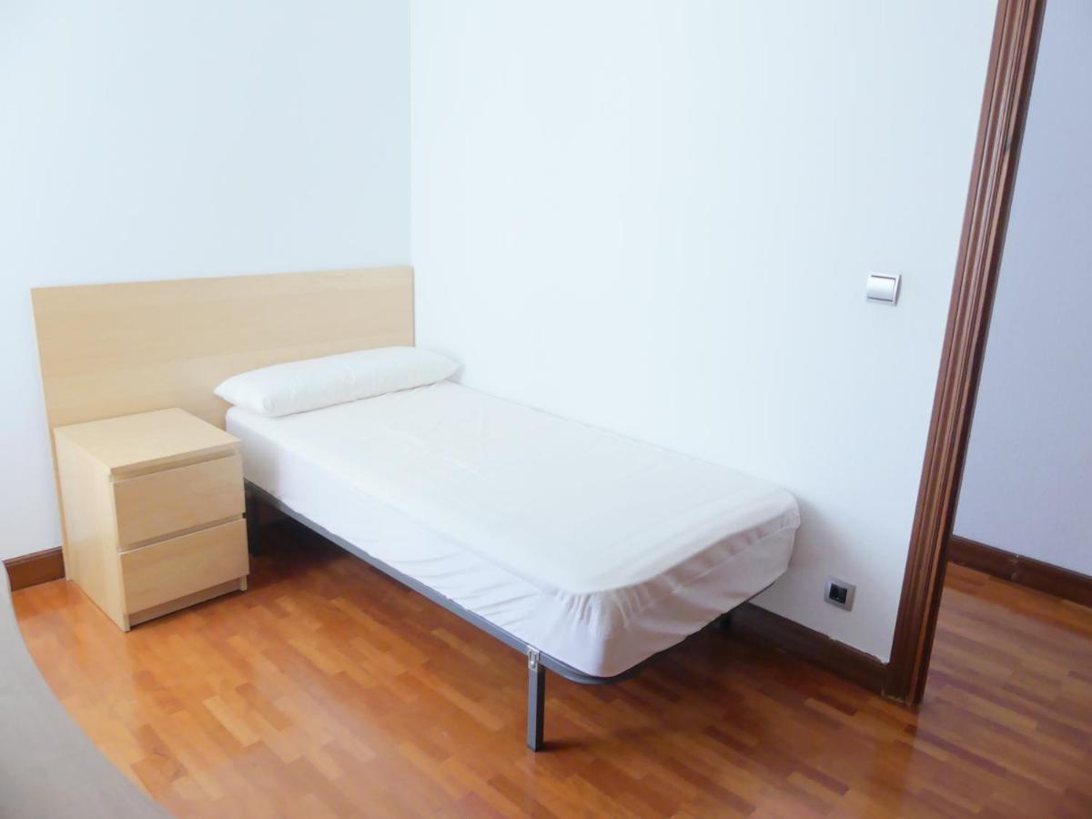 Apartamento Luminoso, Funcional Y Amplio En Zona Hospitalaria Pamplona Kültér fotó