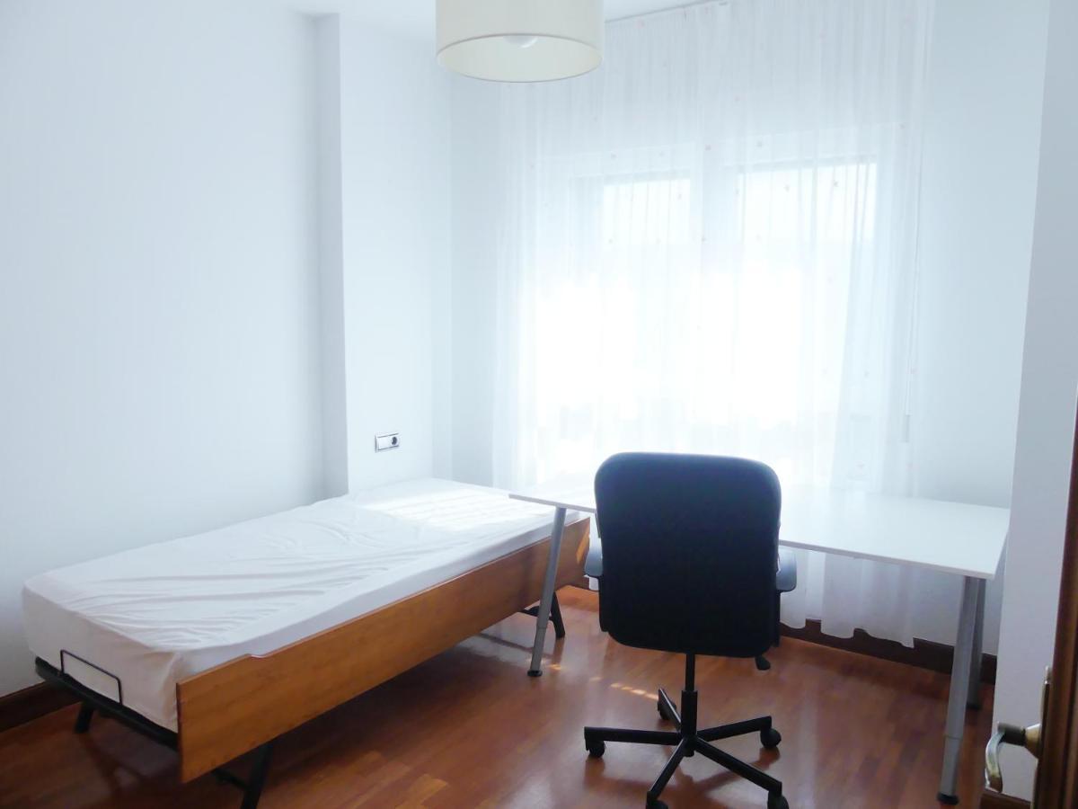 Apartamento Luminoso, Funcional Y Amplio En Zona Hospitalaria Pamplona Kültér fotó