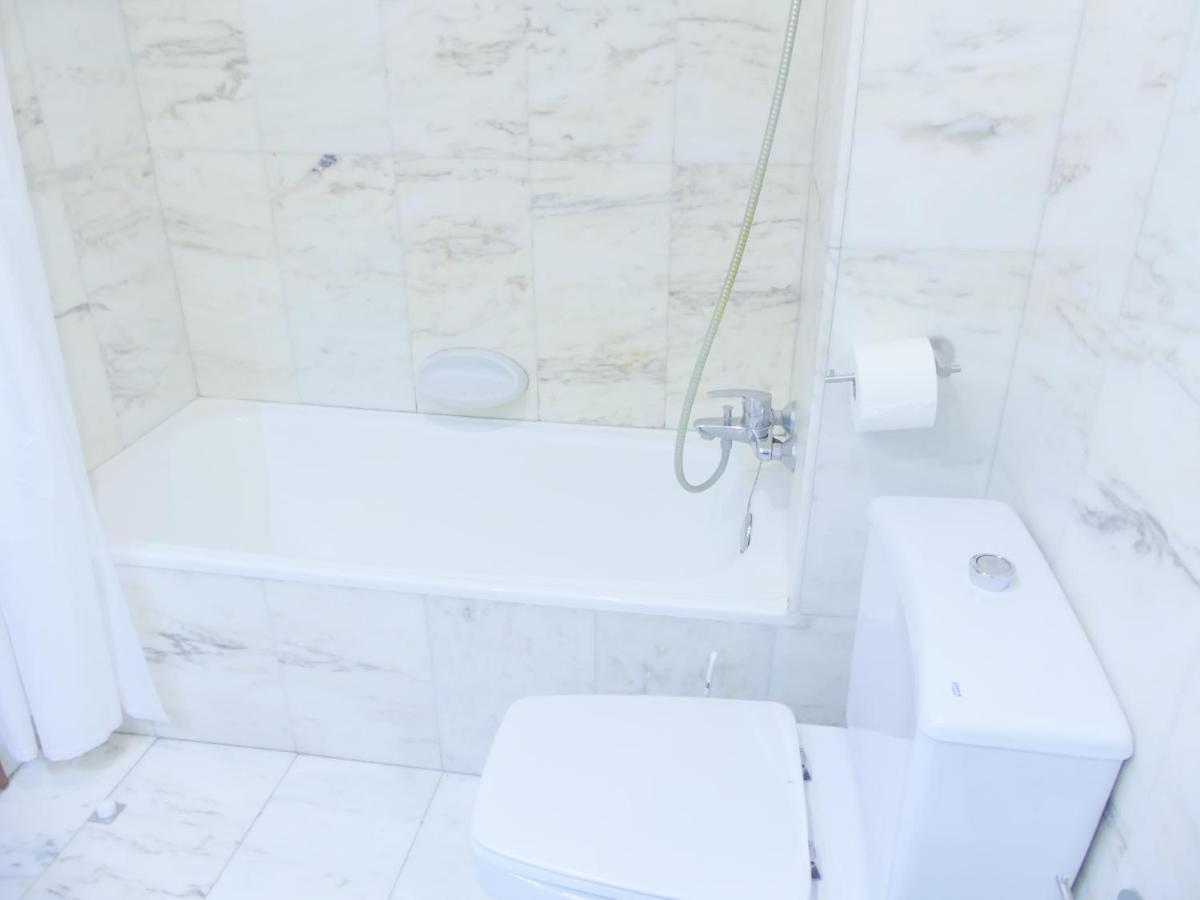 Apartamento Luminoso, Funcional Y Amplio En Zona Hospitalaria Pamplona Kültér fotó