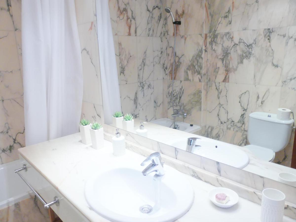 Apartamento Luminoso, Funcional Y Amplio En Zona Hospitalaria Pamplona Kültér fotó